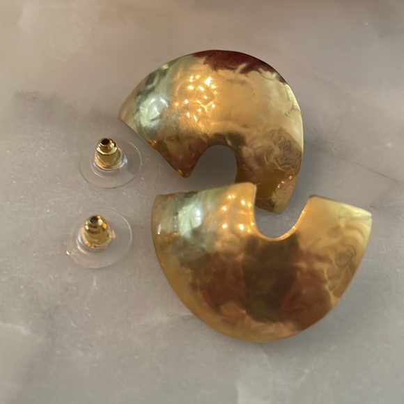 Vintage hammered gold tone metal pierced earrings, ~ 1.5”X 1” - Picture 4 of 6